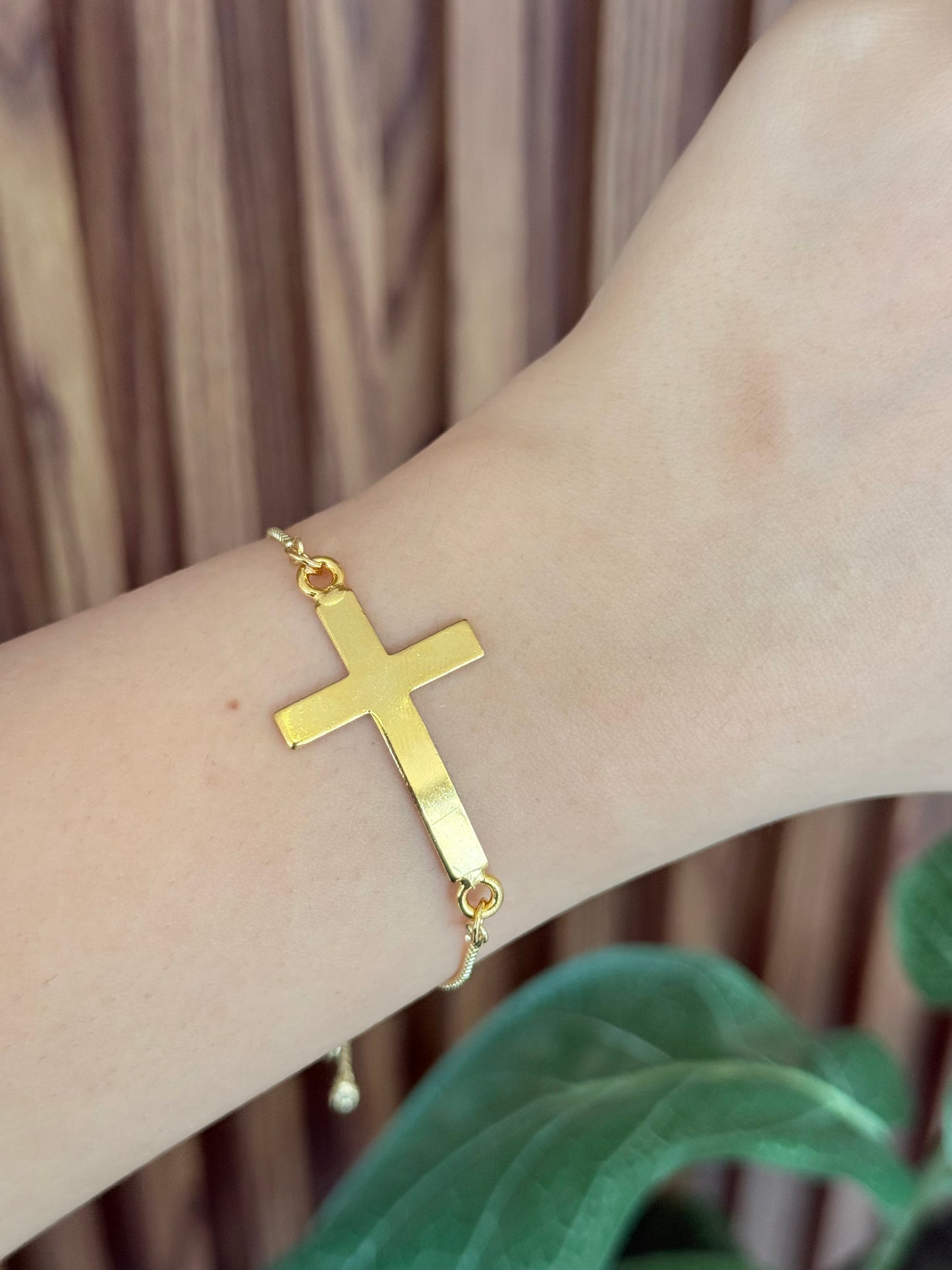 Pulsera cruz alargada dorada