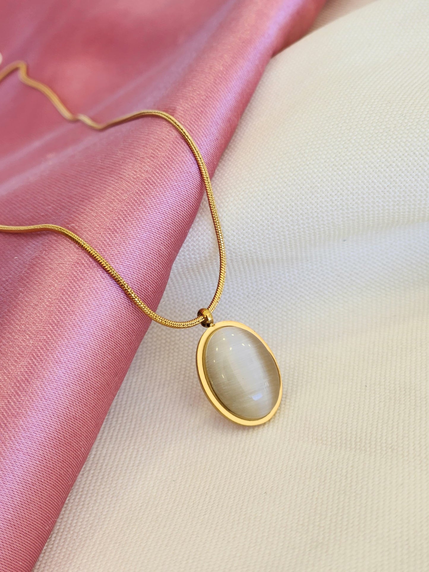 Collar perla beige oscura ovalada #J21