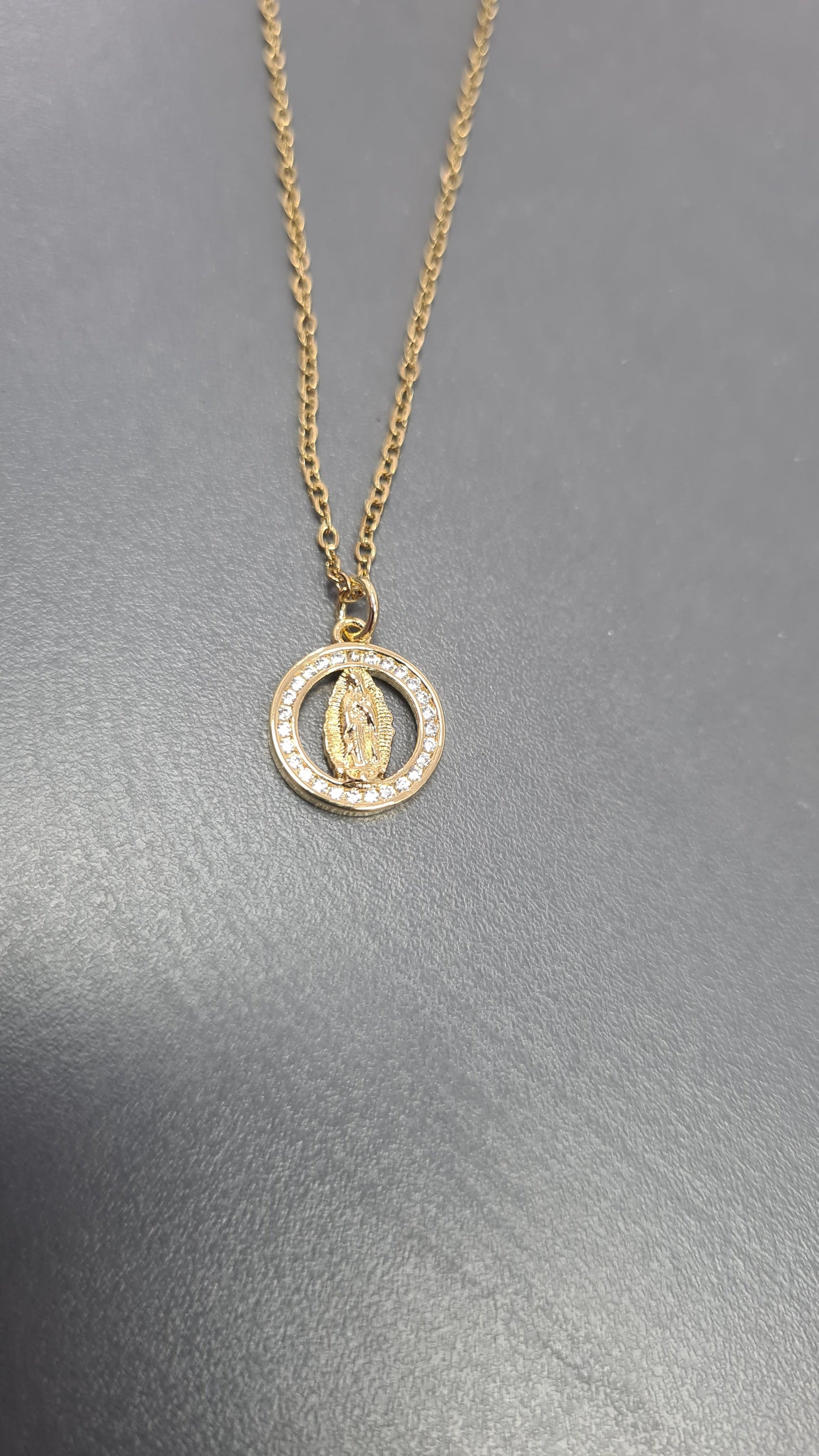 Collar virgencita redonda zirconia #34