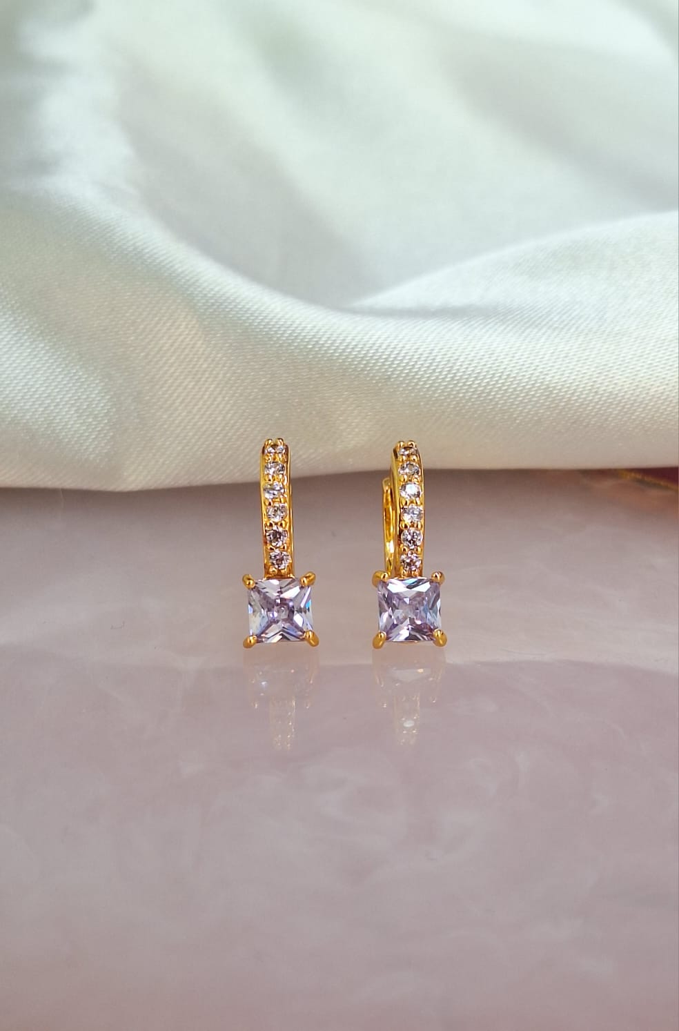 Aretes cuadrado lila con zirconias #95A