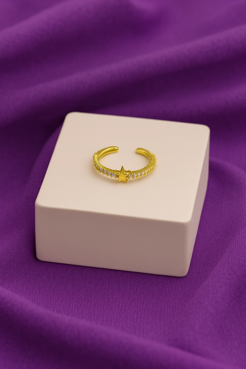 Anillo linea estrella solida dorada central zirconia # F14