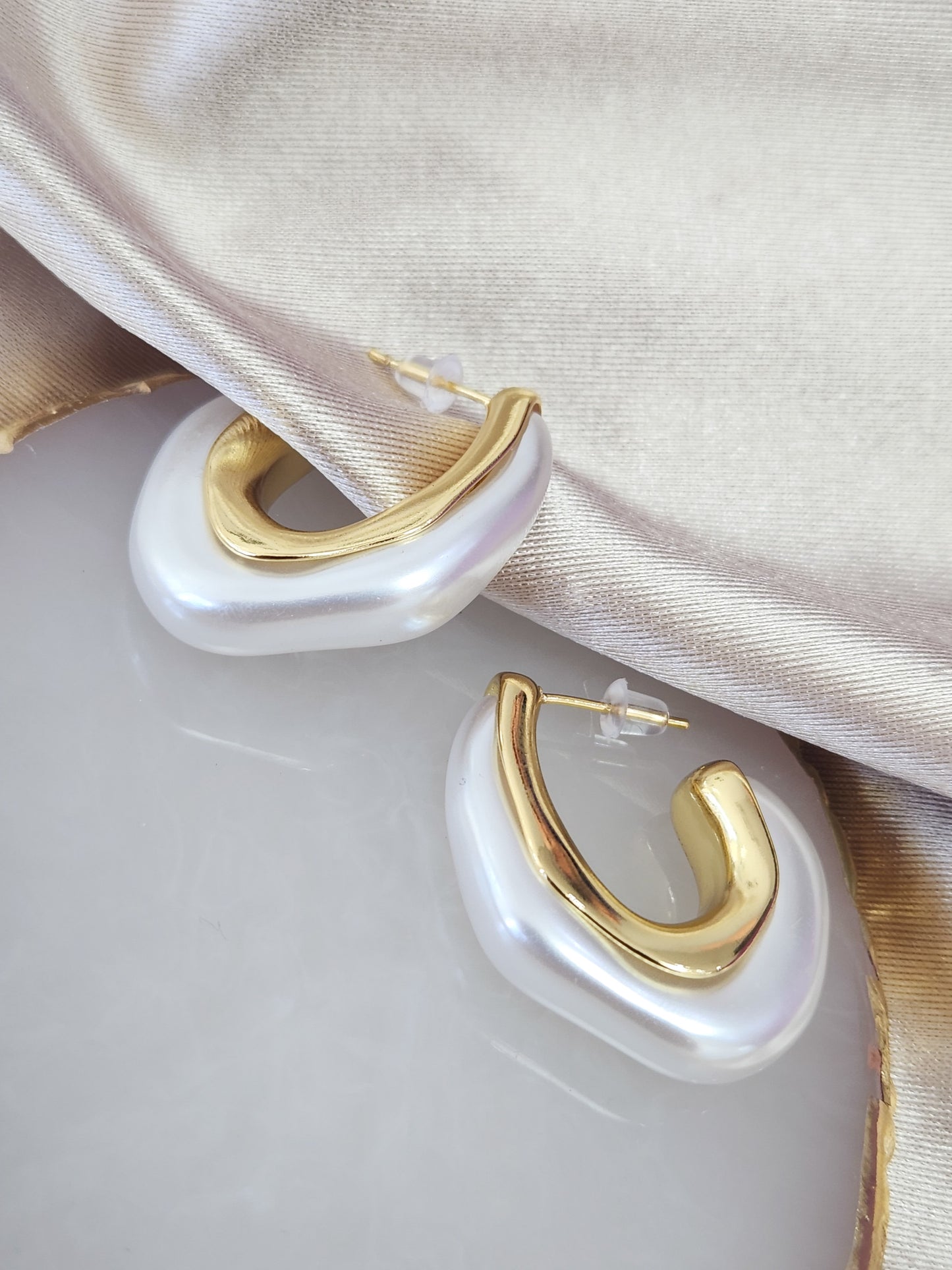 Aretes dorado y blanco irregulares #C106