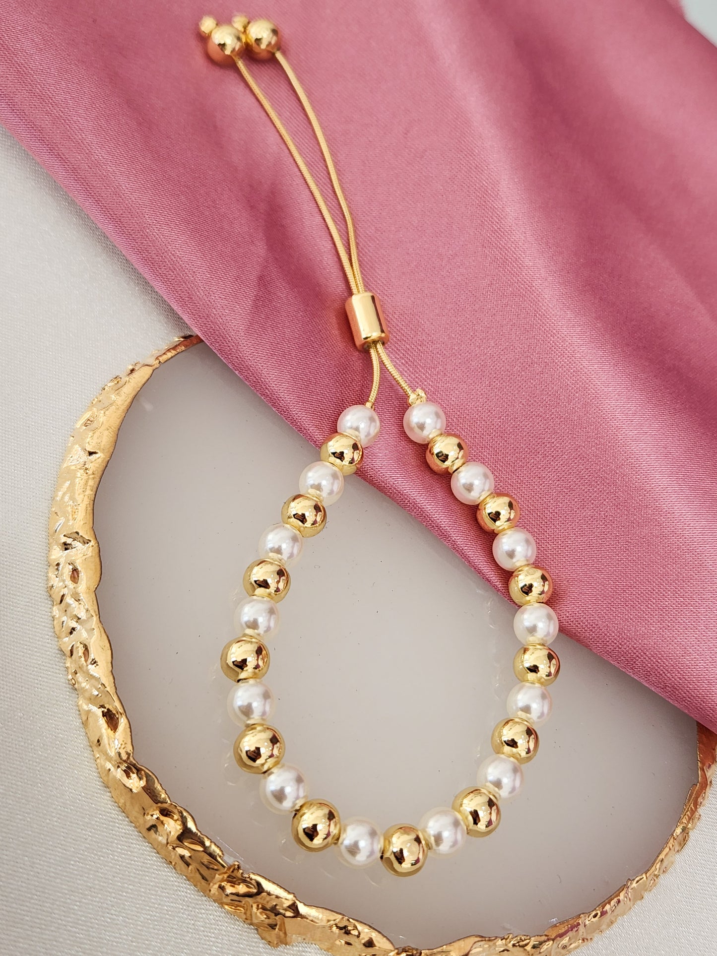 Pulsera bolitas doradas con perlas