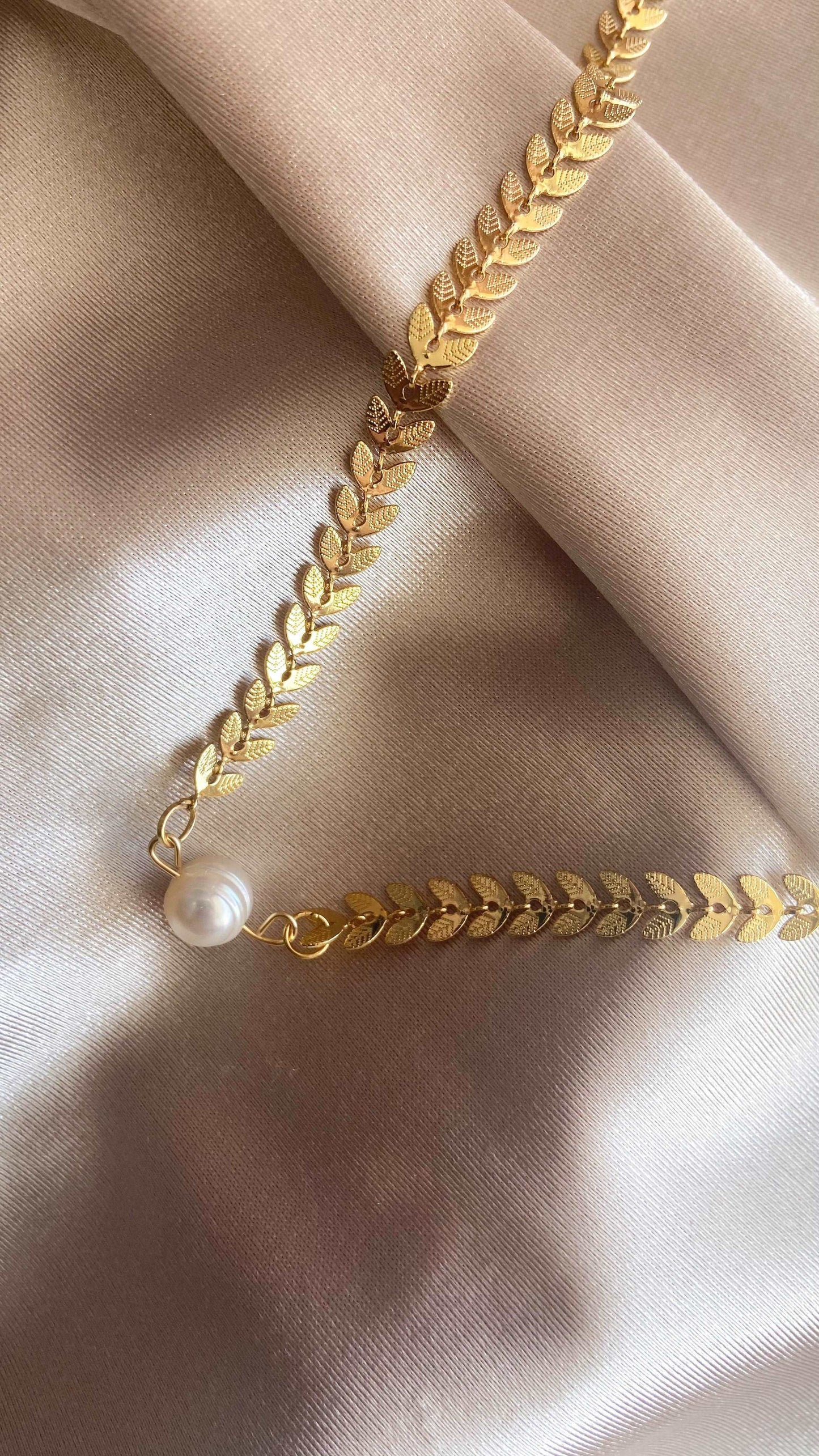Choker flecha dorada con Perla