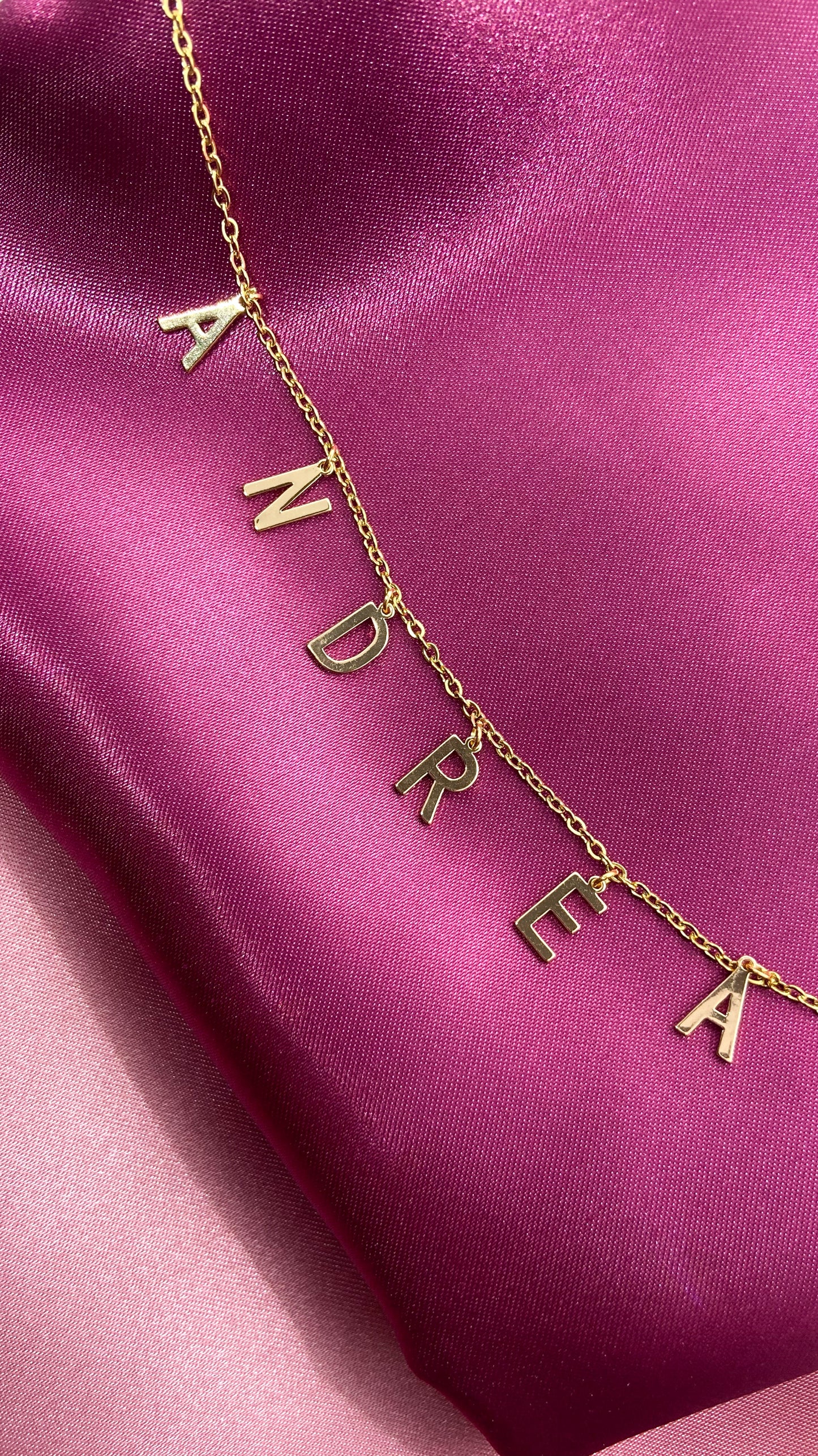 Collar letras colgantes medianas personalizado