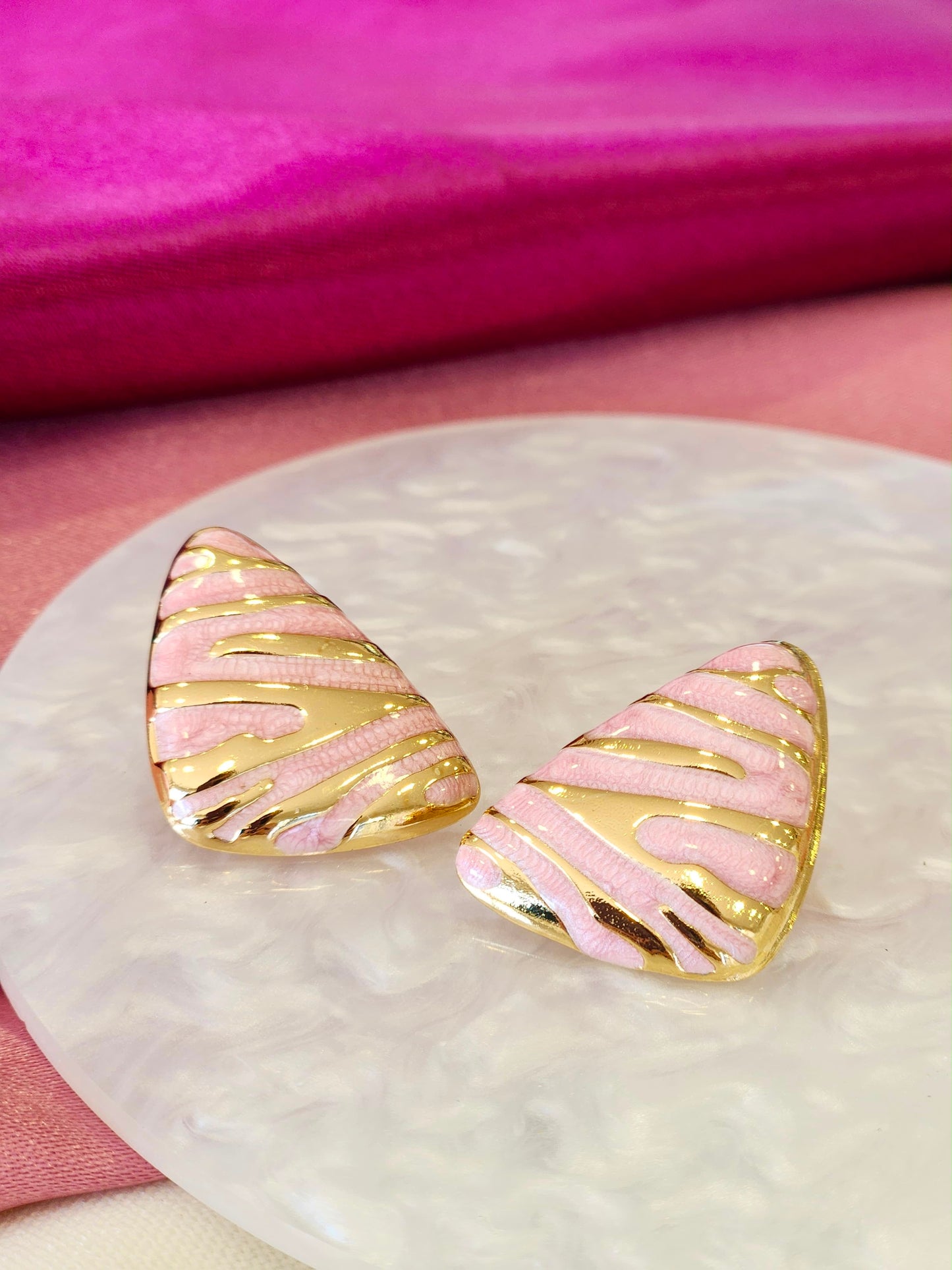 Aretes triangulo líneas horizontales