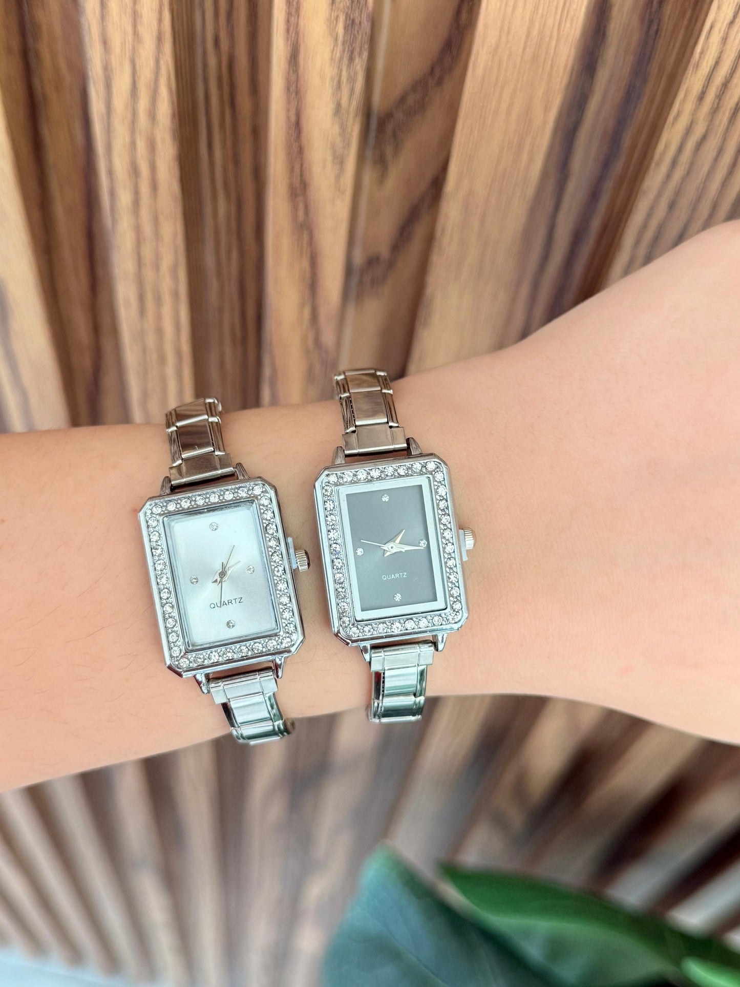 Reloj rectangular plateado zirconias