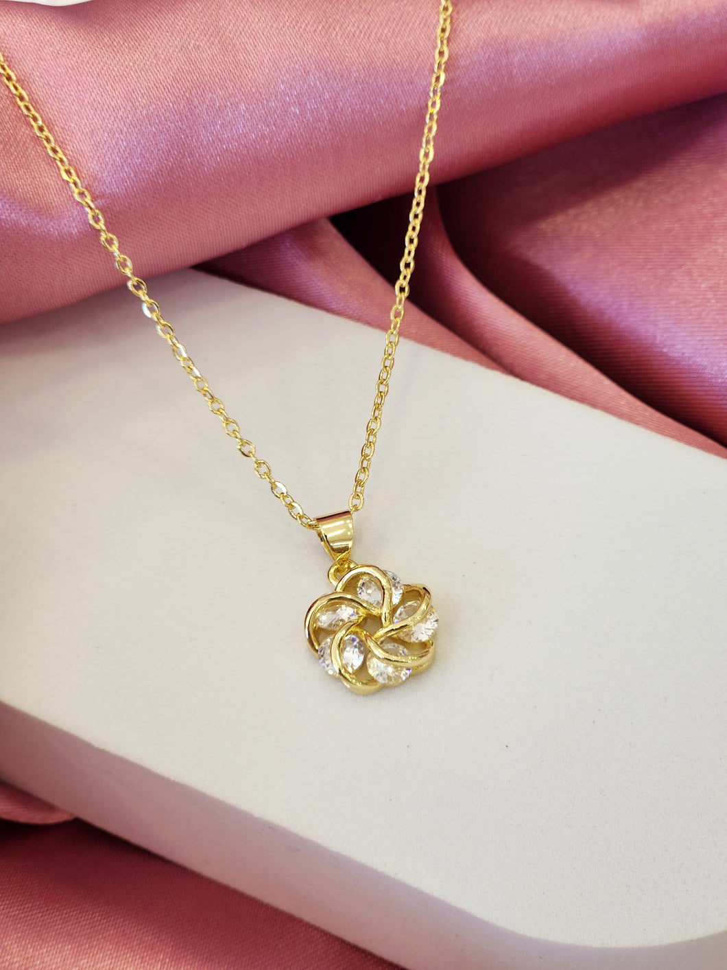 Collar flor espiral zirconia #B4.6