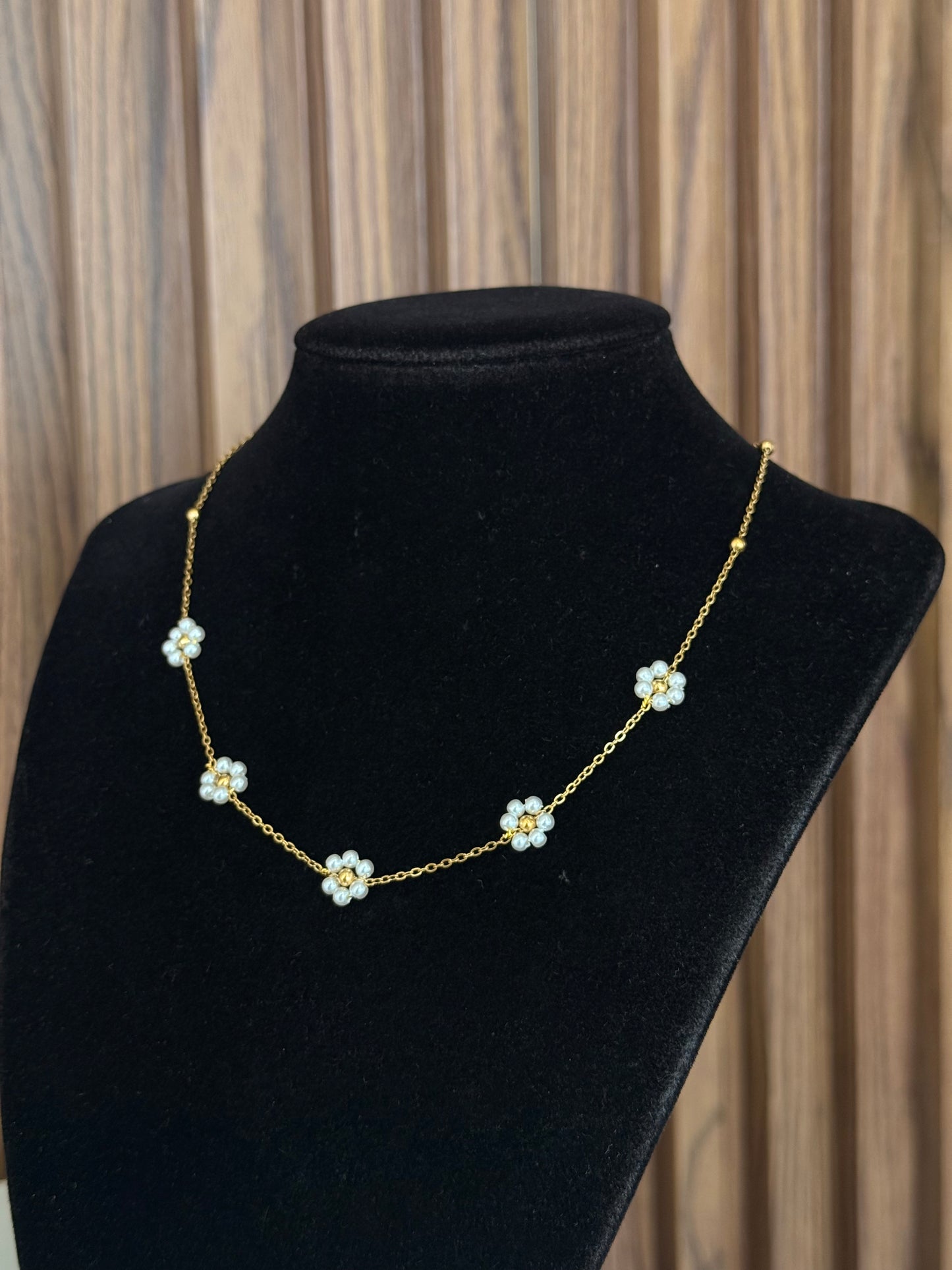 Collar 5 flores perla y bolitas doradas #L2