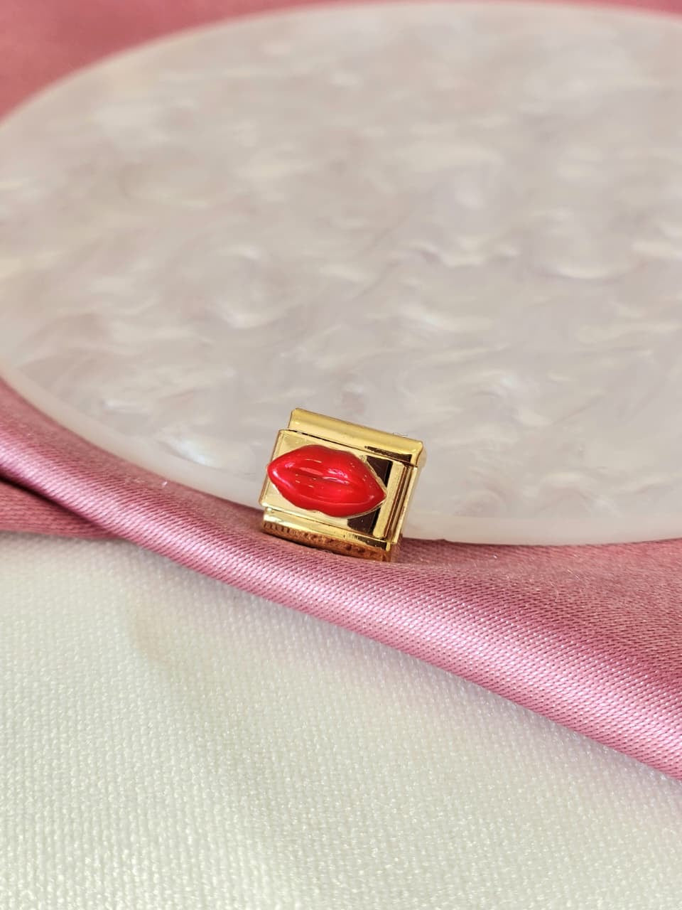 Charm beso labios dorado #9