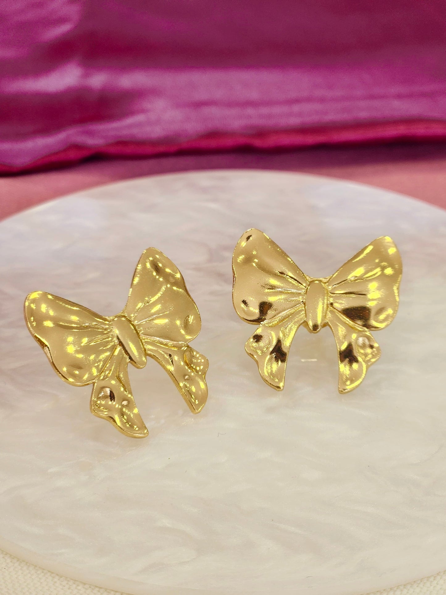 Aretes moño liso dorado