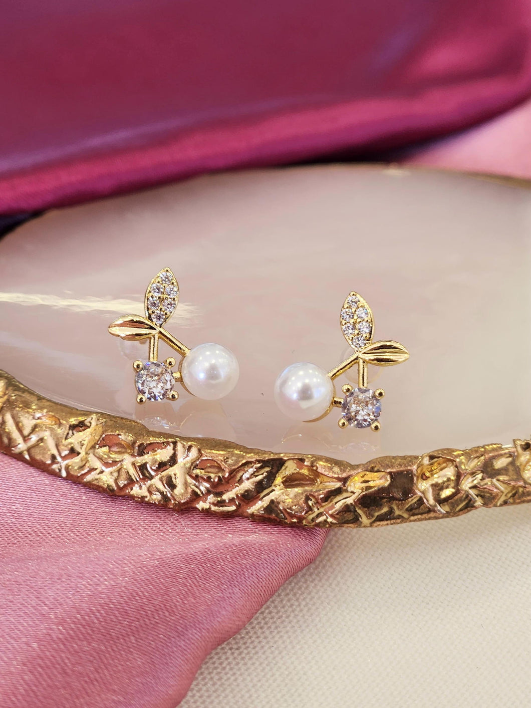 Aretes cereza blanca perla redonda zirconia #189