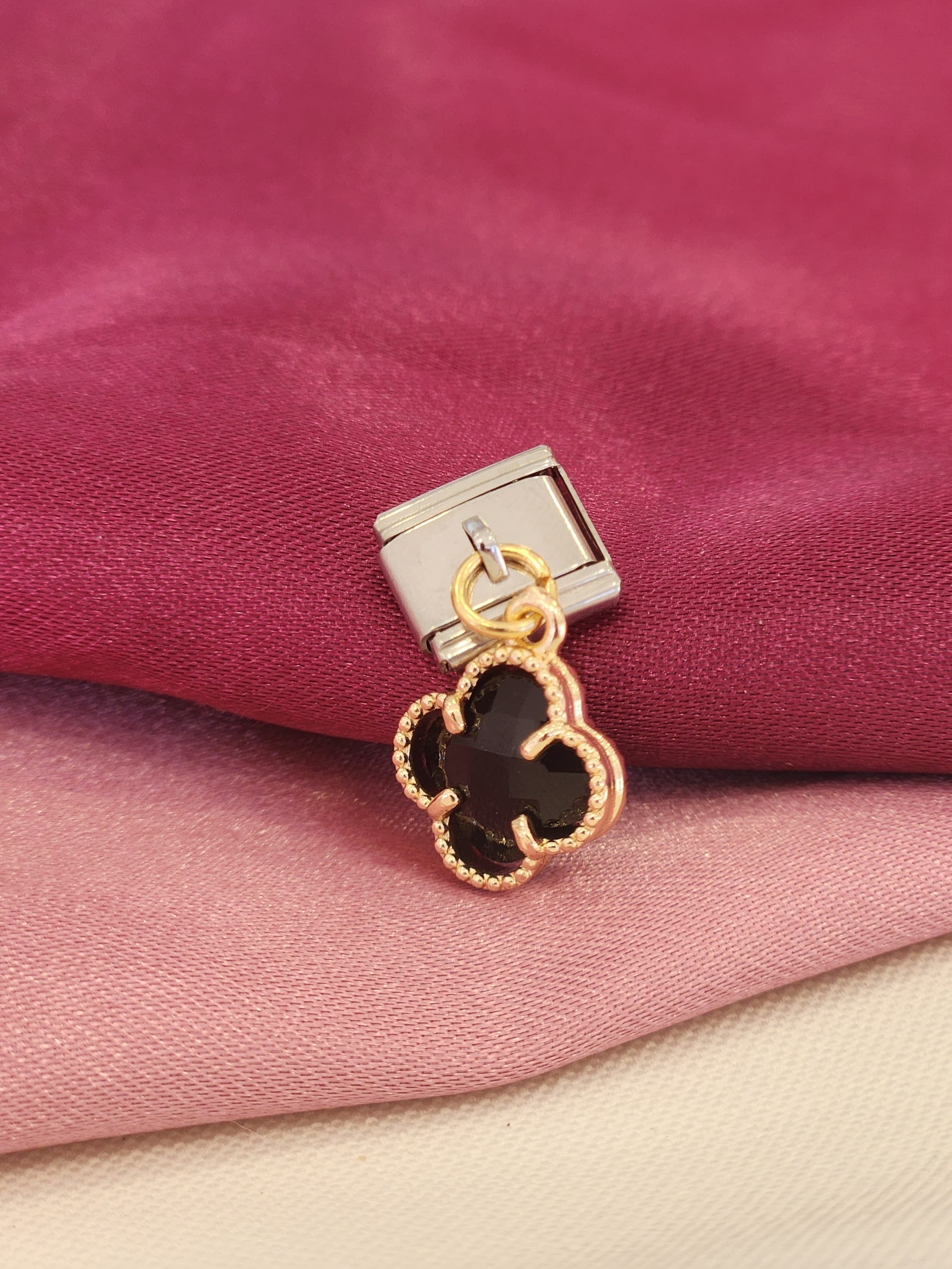 Charm trebol negro colgante #14