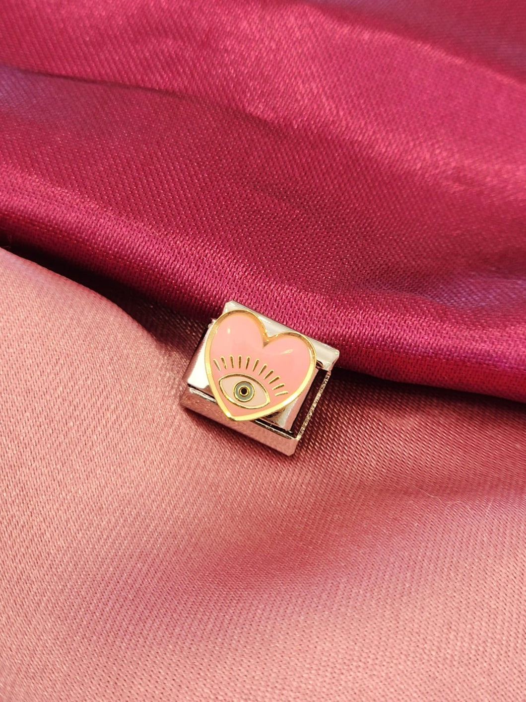 Corazon ojo rosa Charm plateado