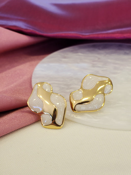 Aretes curvas blancas y doradas