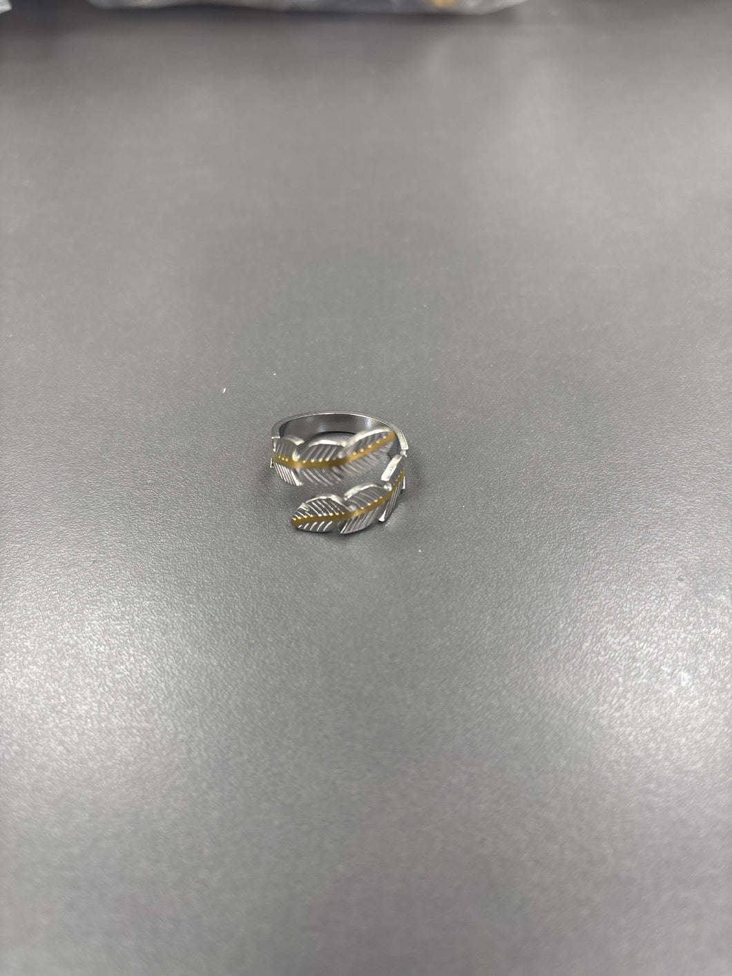 Anillo bicolor con hojas #1