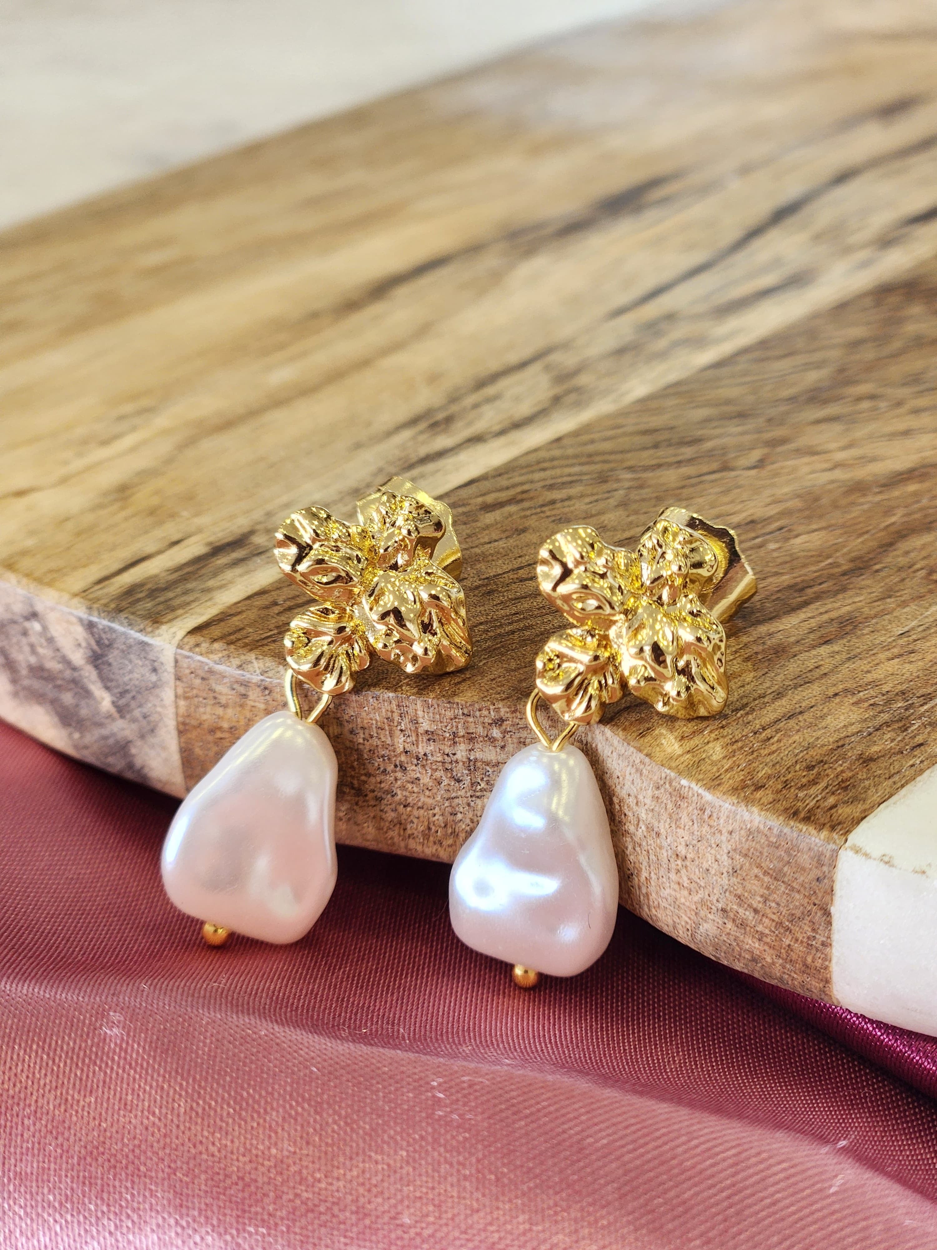 Aretes flor irregular perla colgante