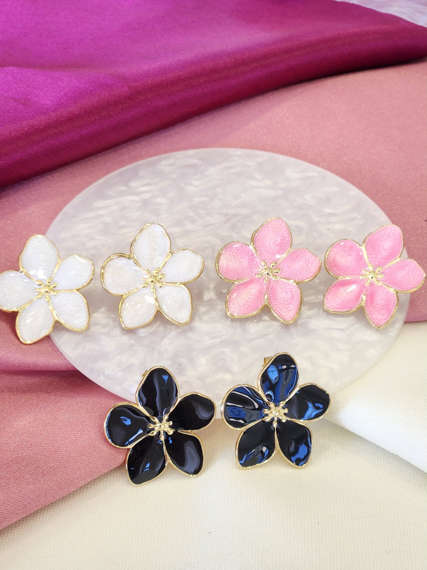 Aretes flor petalos brillos borde dorado