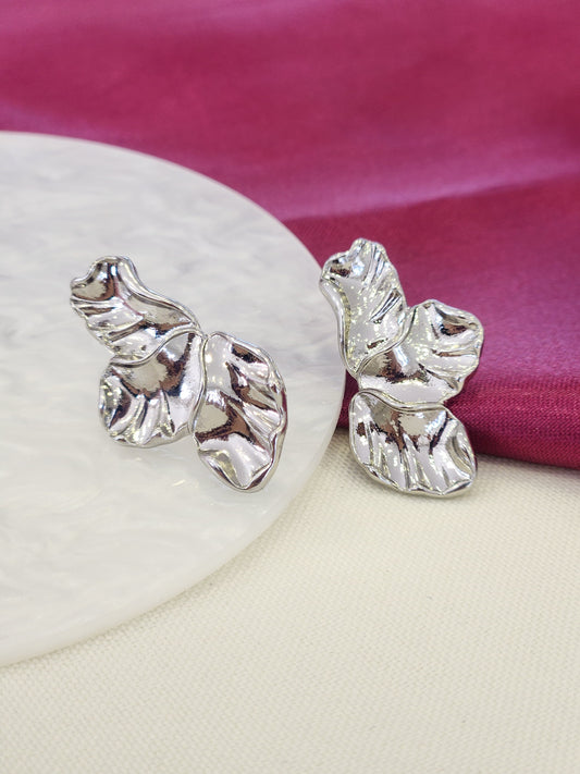 Aretes media flor plateados #J47