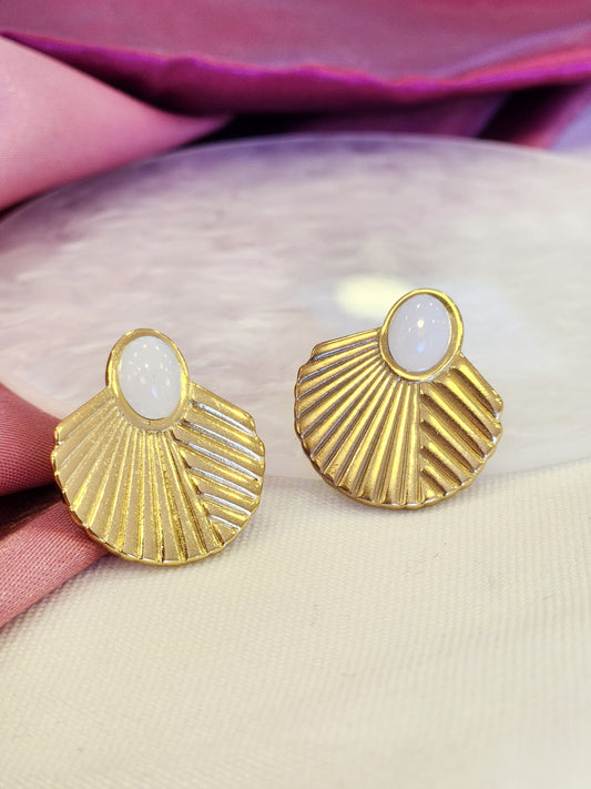 Aretes mitad abanico con ovalo blanco