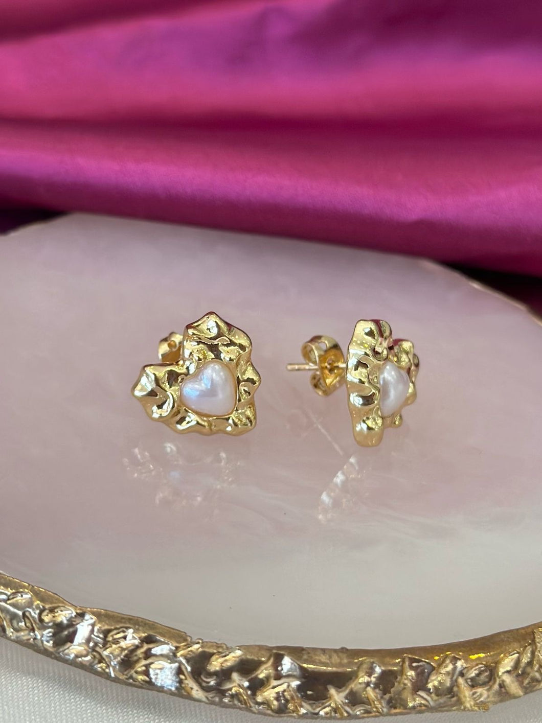 Aretes corazon irregular con perla #213