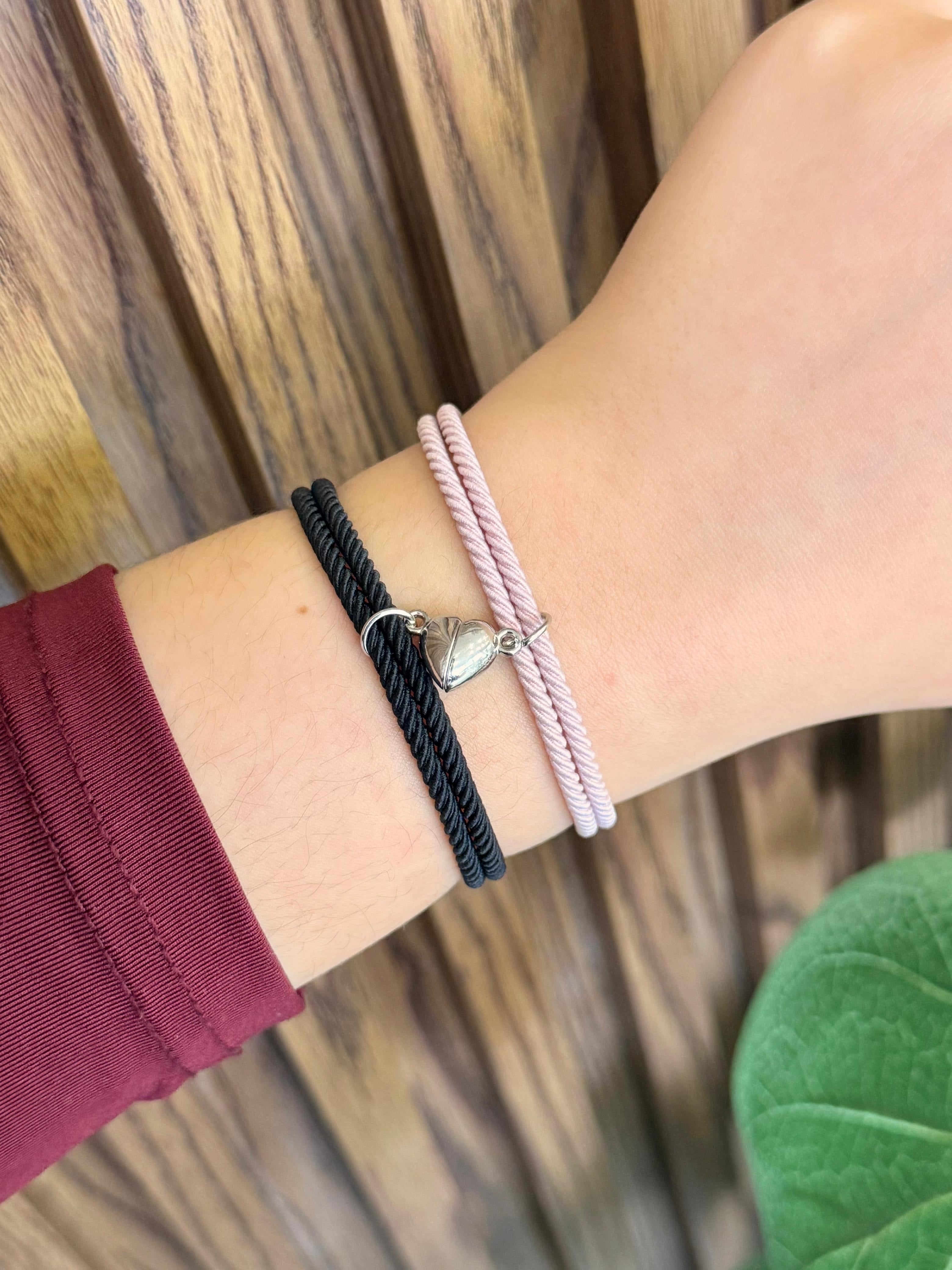 Pulsera tela corazon iman negro rosa K26