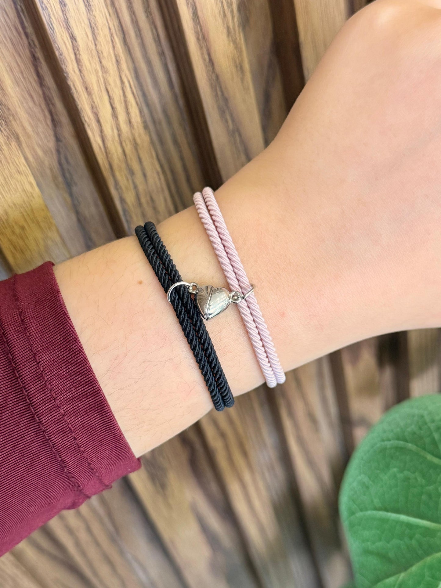 Pulsera tela corazon iman negro rosa K26