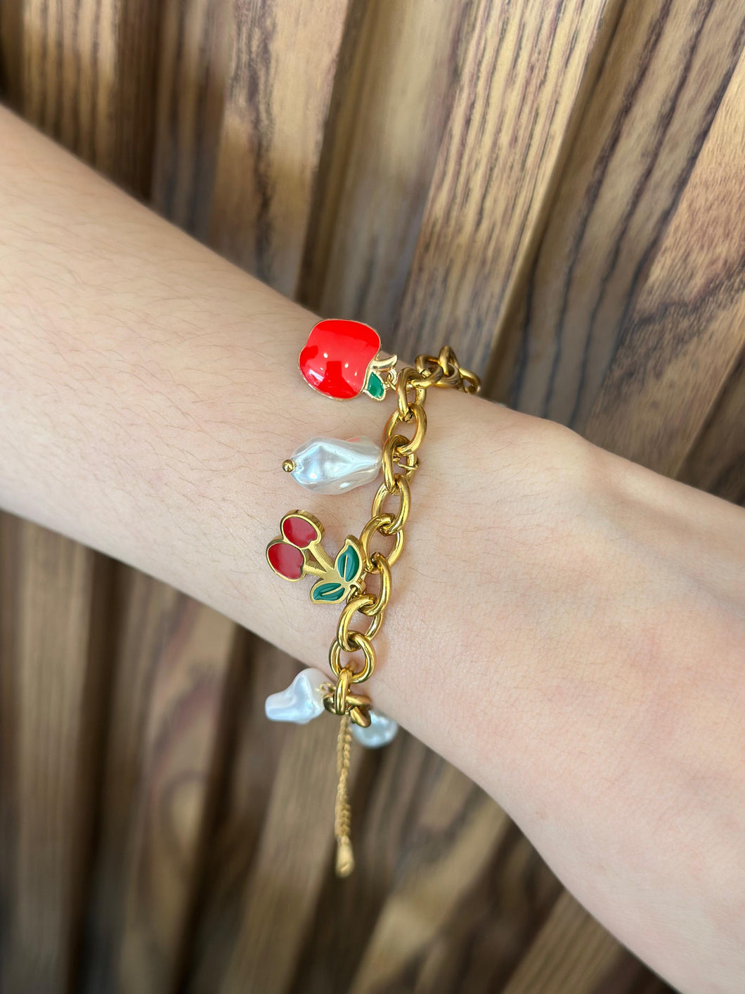Pulsera figuras rojas perlas