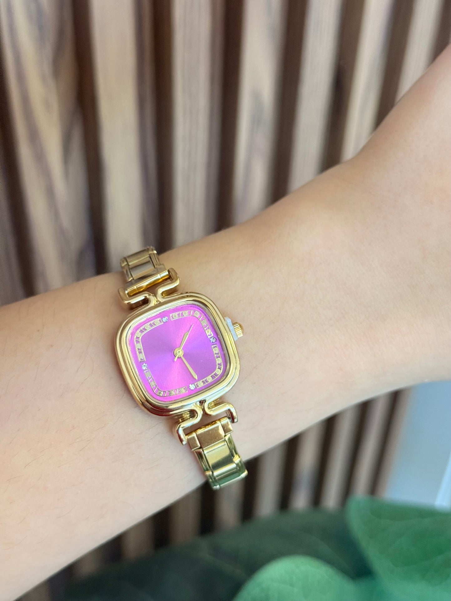 Reloj dorado semicuadrado rosa fuerte K59
