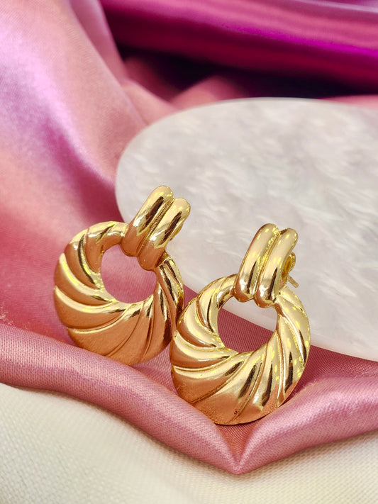 Aretes rayas lado orificio centro