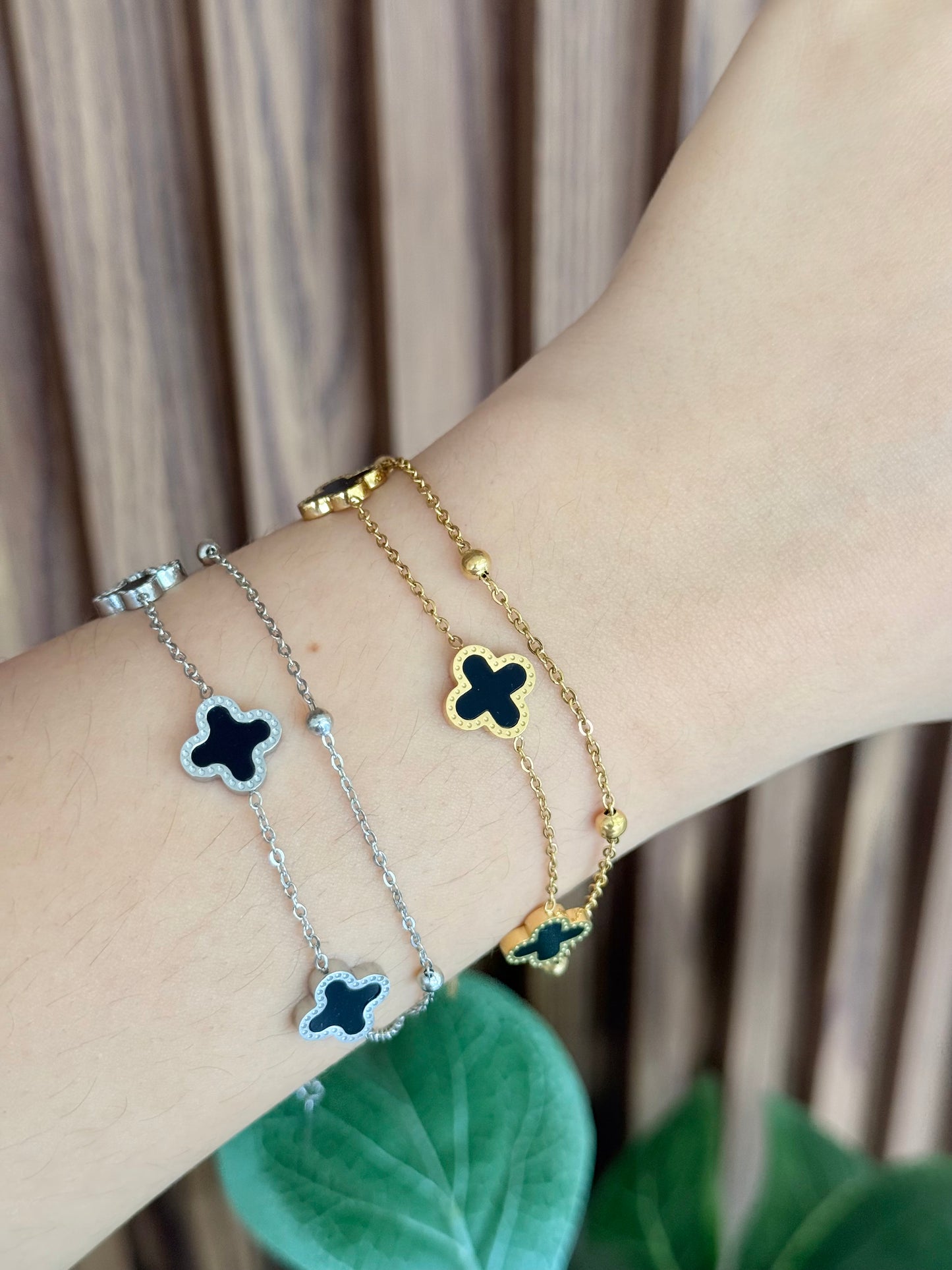 Pulsera doble trebol negro bolitas #L10