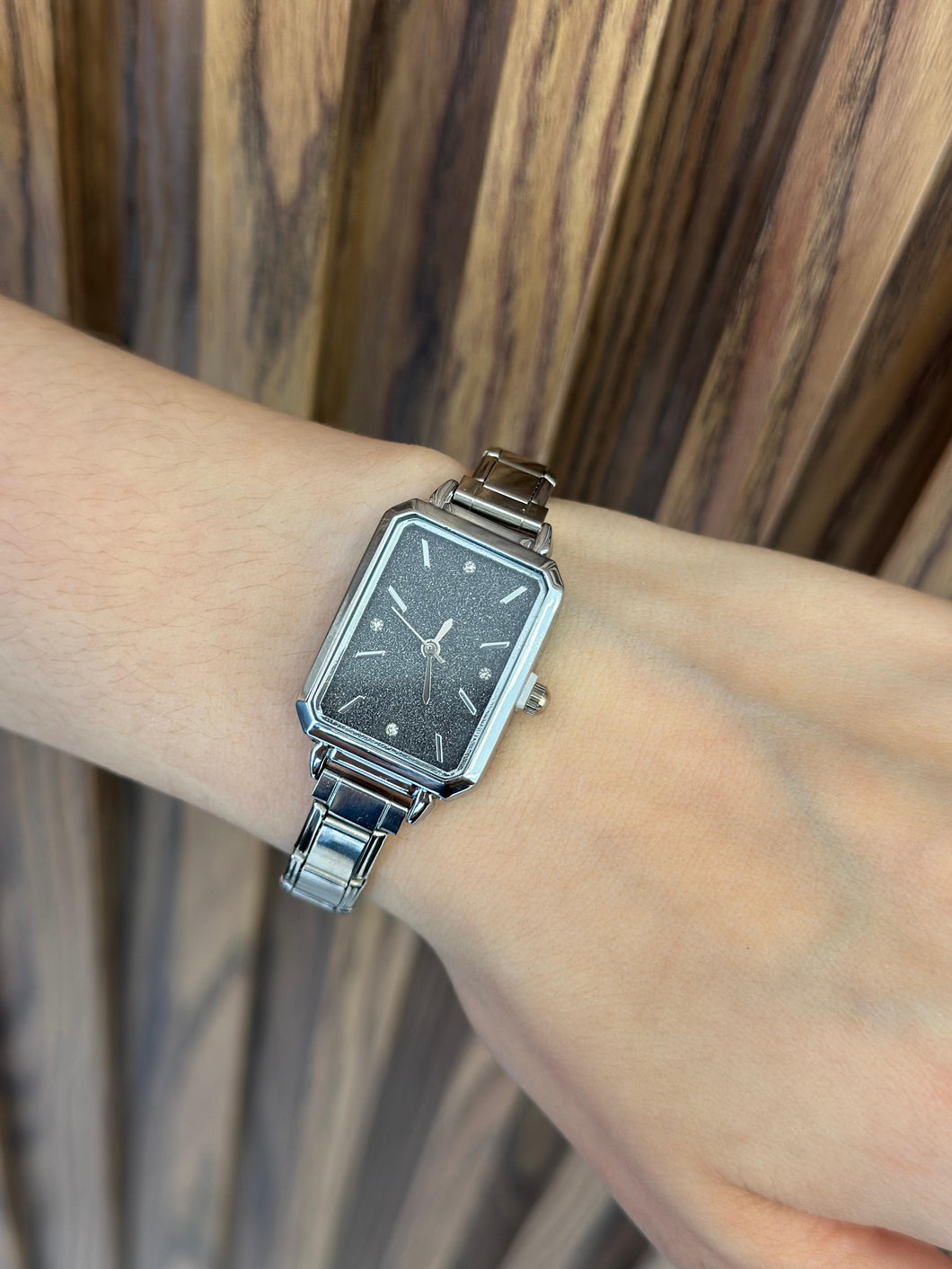 Reloj rectangular plateado fondo negro brillos #F39