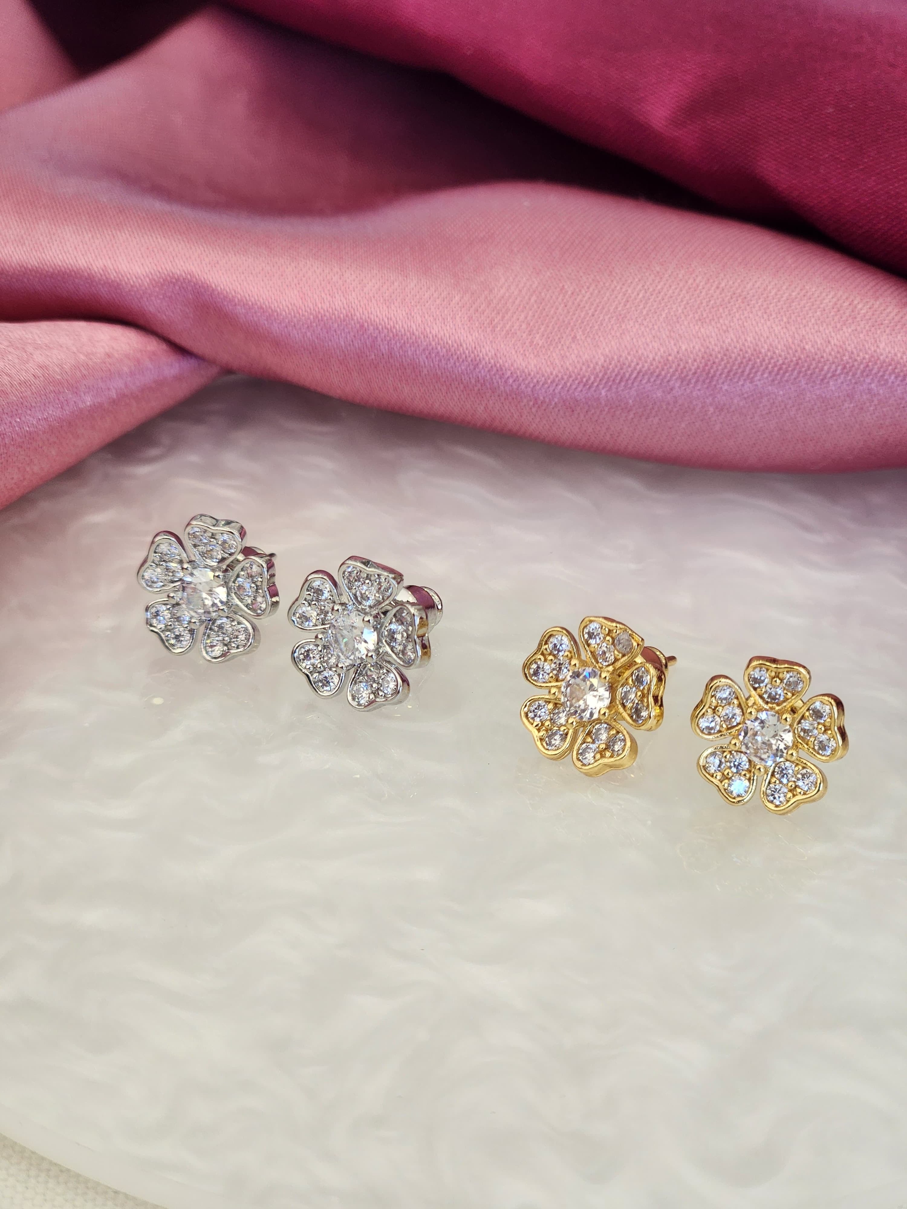 Aretes flor petalos centro zirconia #224