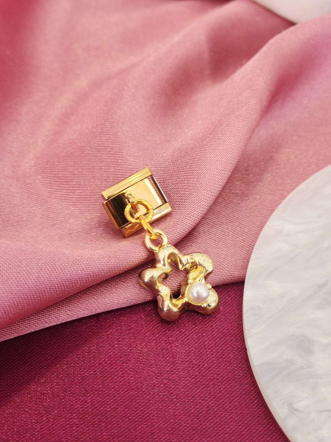 Charm estrella irregular perla #4