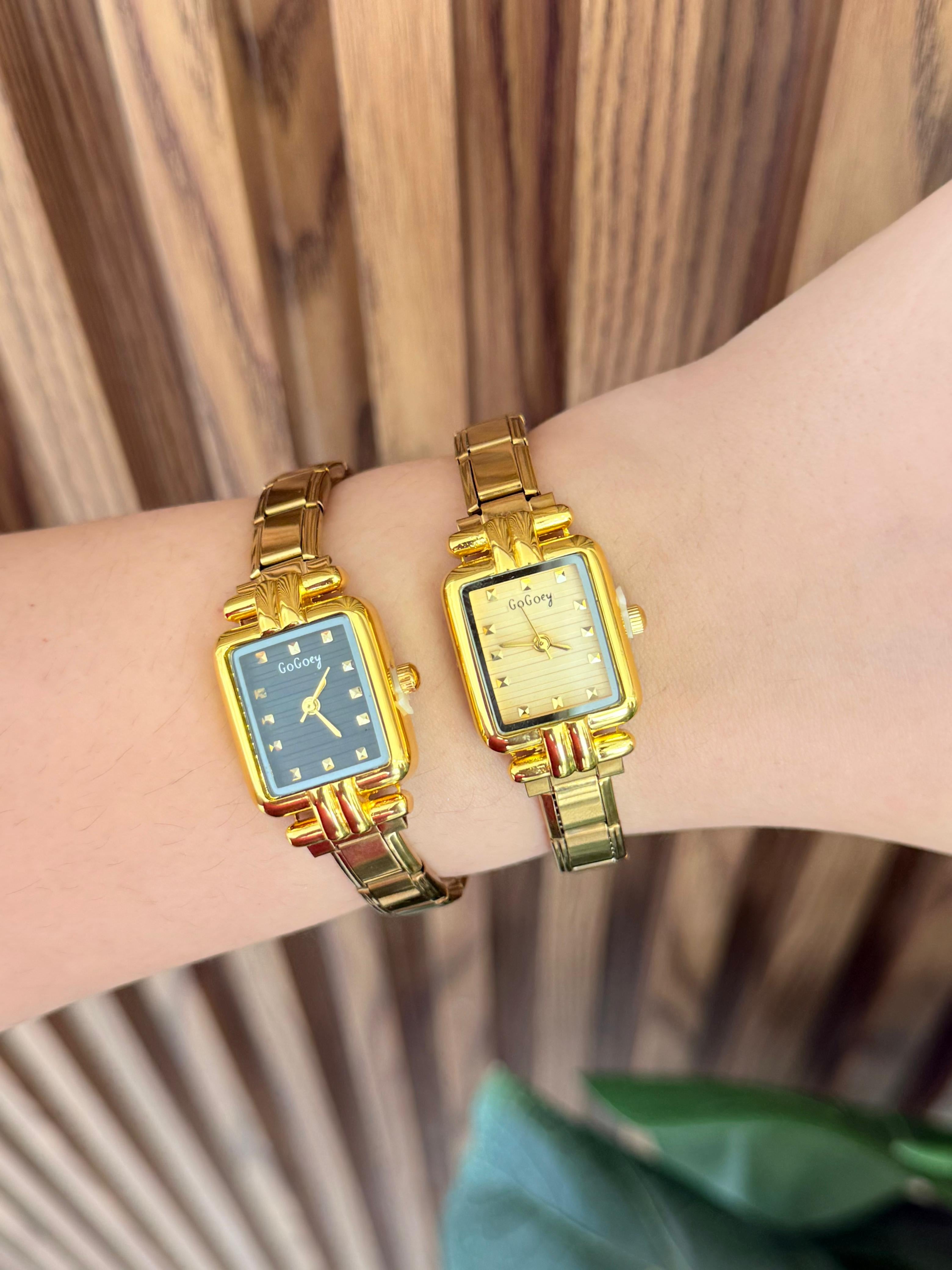 Reloj cuadrado borde negro