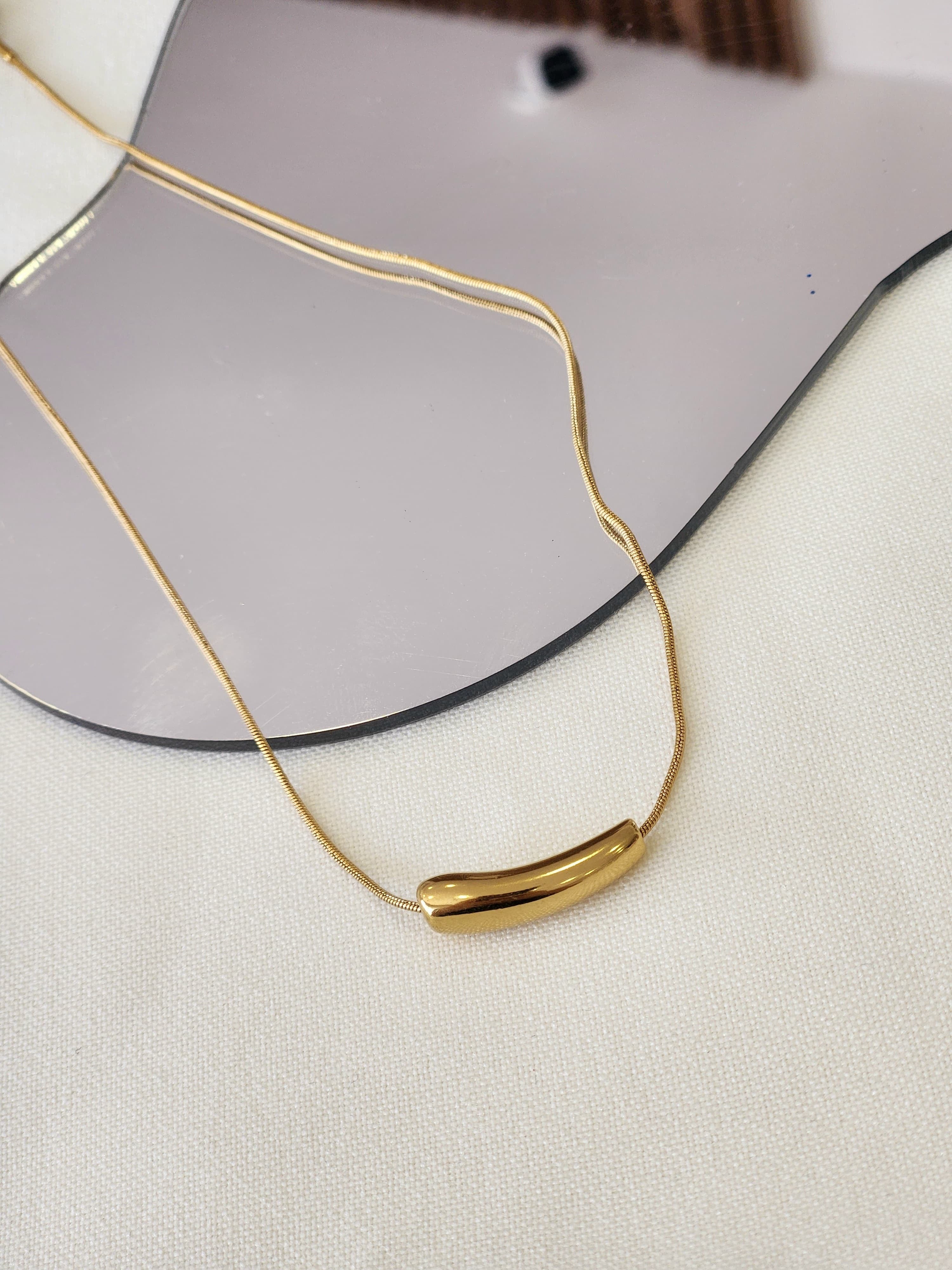 Collar dorado alargado