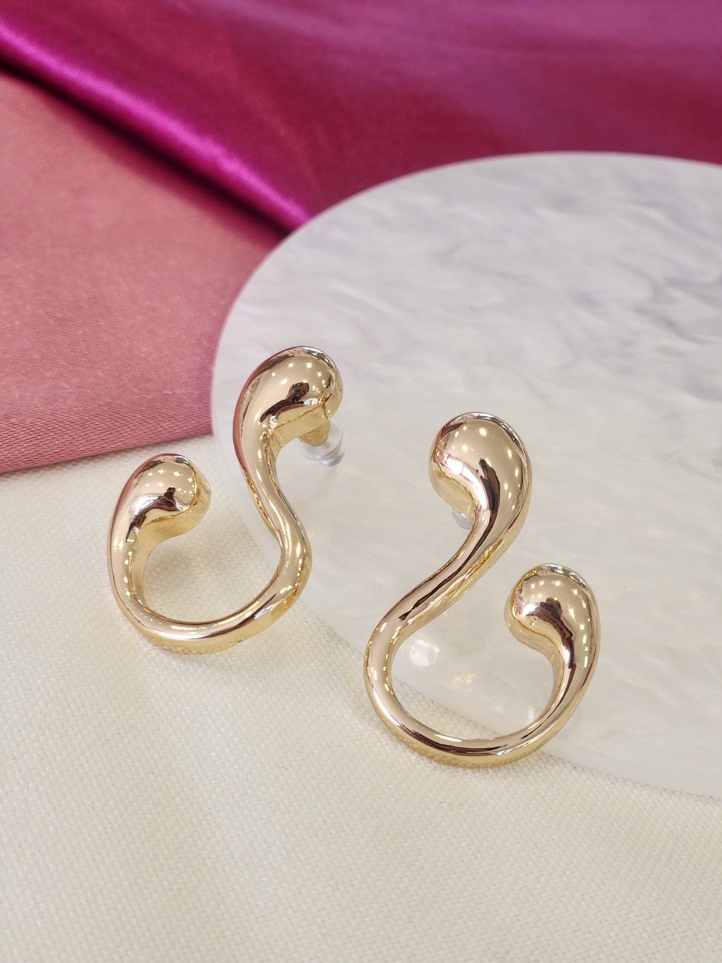 Aretes figura S dorados #J40
