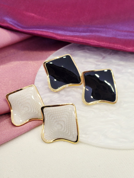 Aretes cuadrados irregulares borde dorado