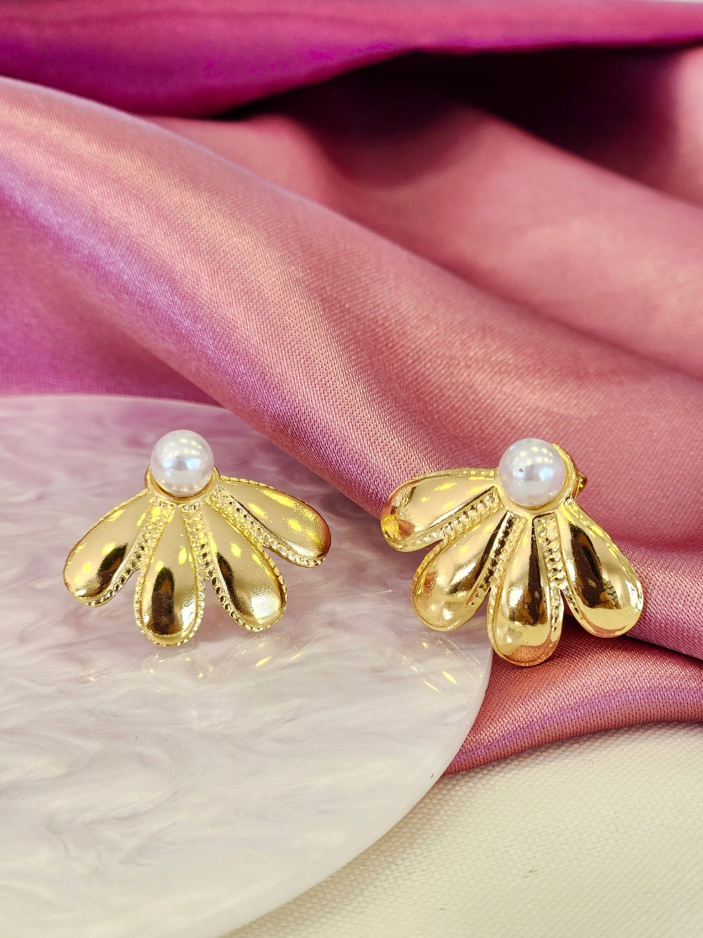 Aretes media flor perla cuatro petalos