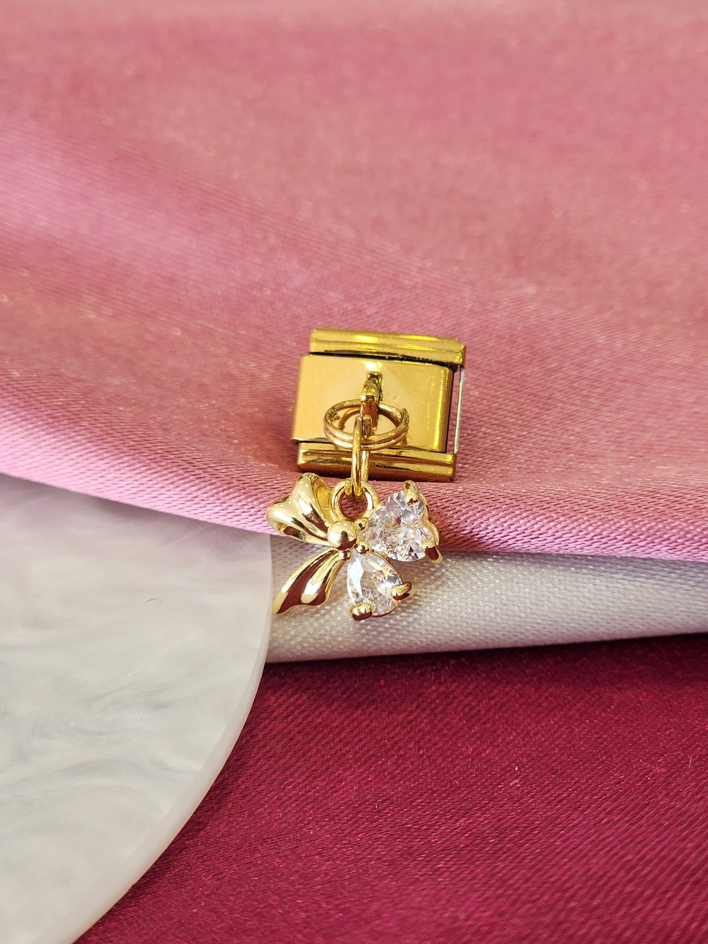 Charm moño colgante dorado