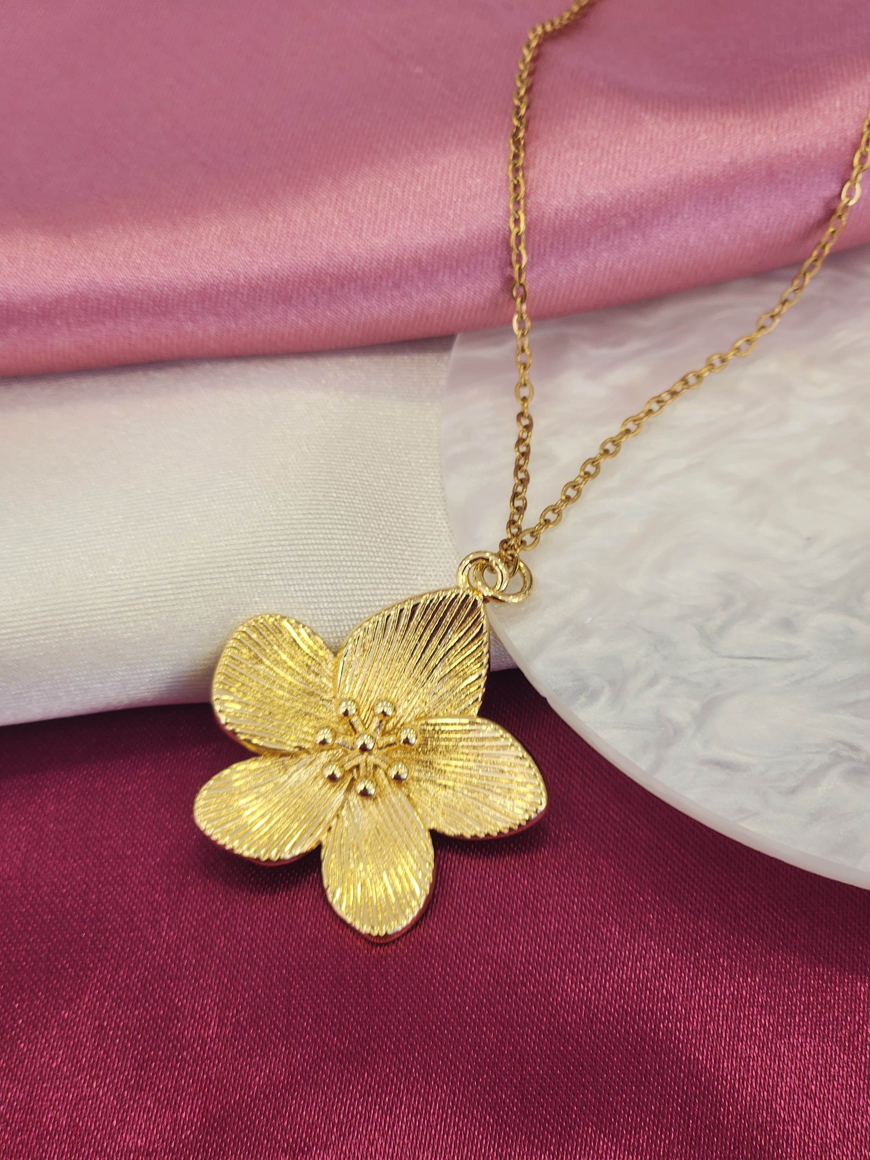 Collar flor dorada #C117