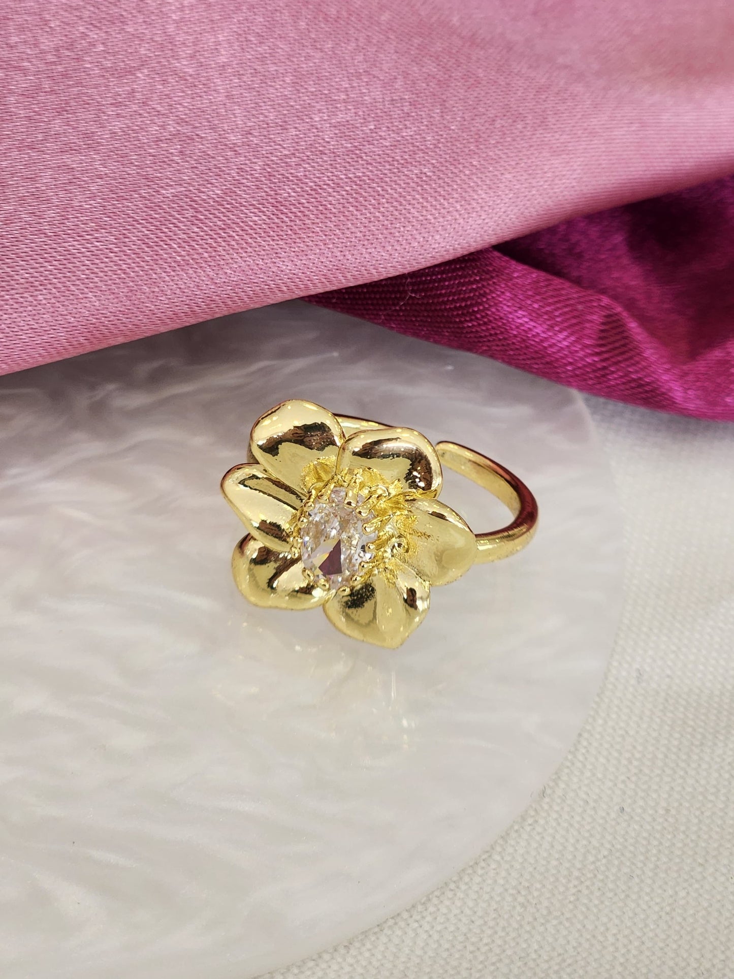 Anillo flor 6 petalos punto zirconia #210