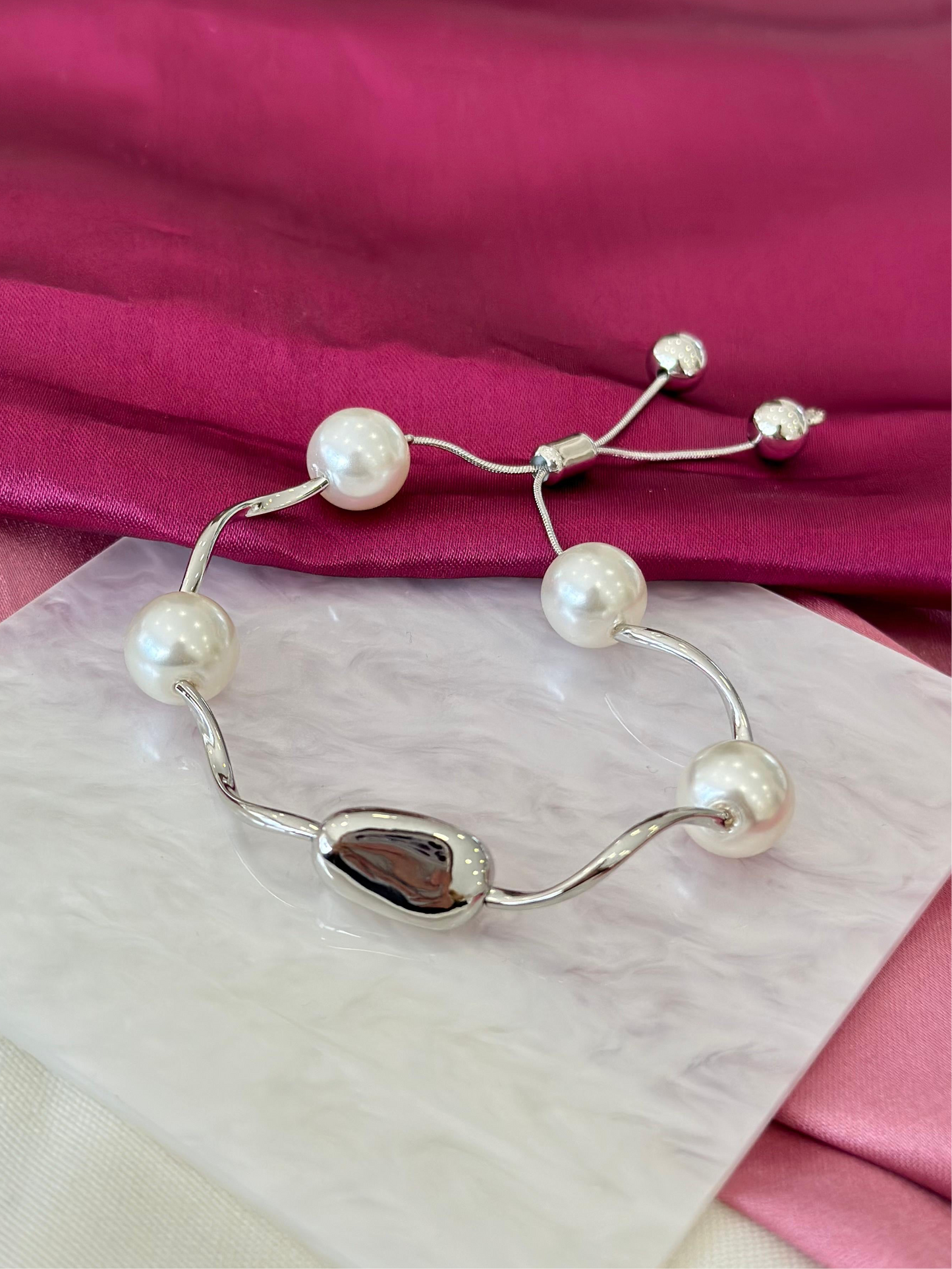 Pulsera plateada irregular con perlas #D3