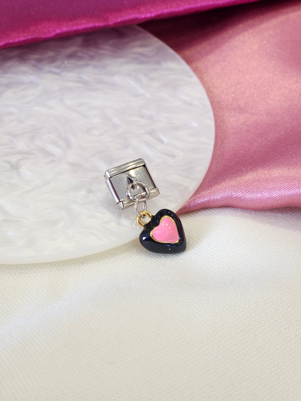 Charm corazon rosa contorno negro #15