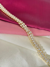 Cargar imagen en el visor de la galería, Pulsera dorada triple zirconia cristal #C124
