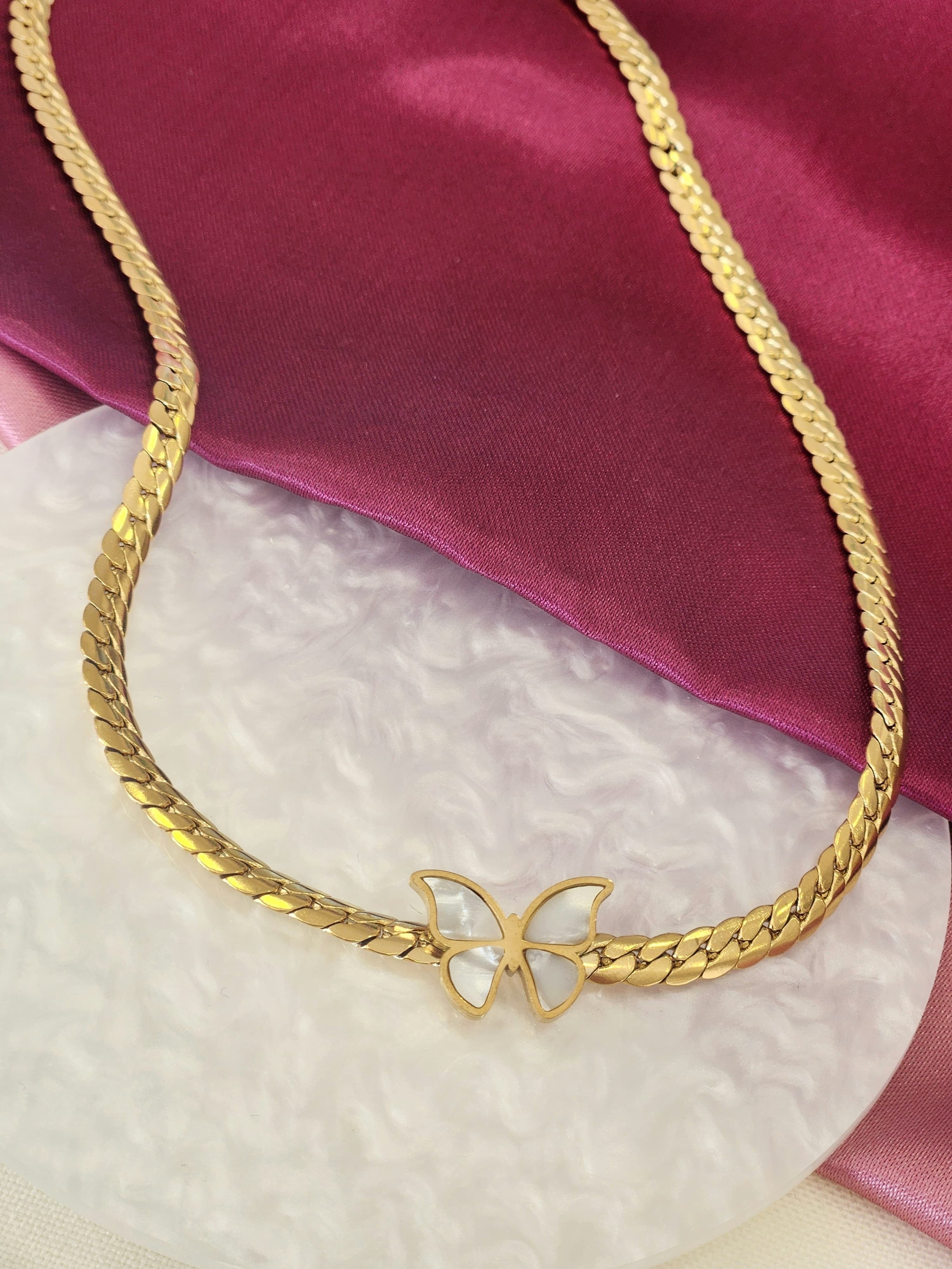Collar eslabones pegados mariposa madre perla