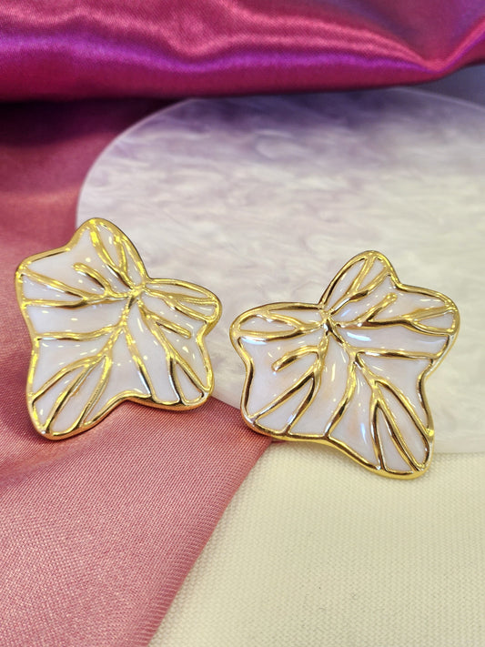 Aretes hoja irregular blanca