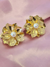 Cargar imagen en el visor de la galería, Aretes flor dorada en relieve con perla #G18
