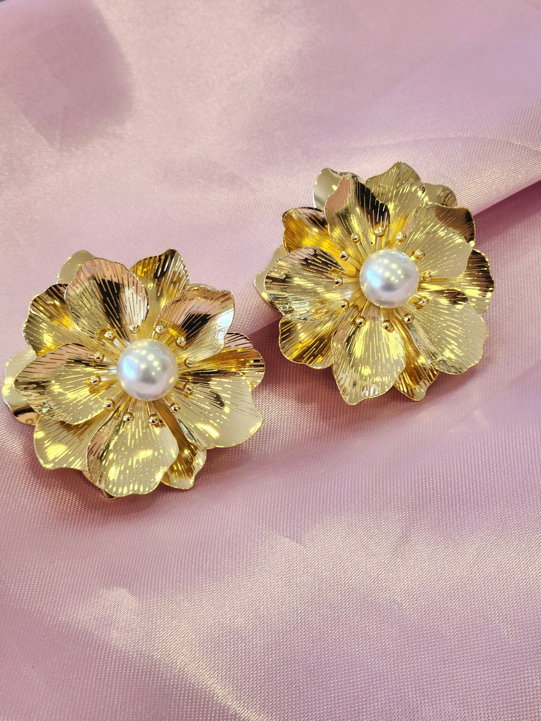 Aretes flor dorada en relieve con perla #G18