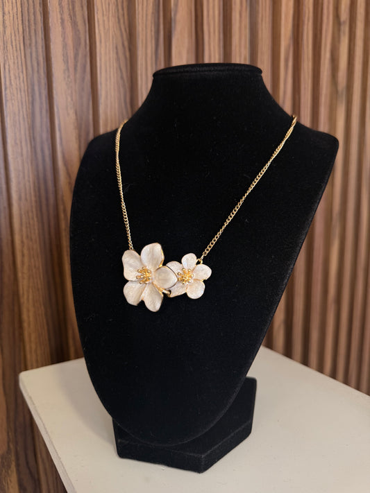 Collar flores blancas #F0.1